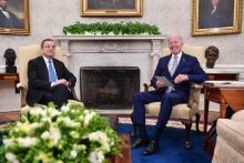 Le président américain Joe Biden (à droite) et le Premier ministre italien Mario Draghi, dans le Bureau ovale de la Maison Blanche, à Washington, le 10 mai 2022