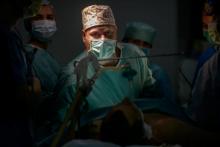 Un chirugien opère un soldat ukrainien blessé à la jambe à l'hôpital militaire de Zaporijjia, le 18 avril 2022