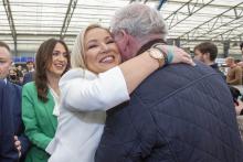 Michelle O'Neill (c), vice-présidente du Sinn Fein, fête sa réélection avec des membres du parti, le 6 mai 2022 à Magherafelt, en Irlande du Nord