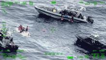 Photo fournie par les gardes-côtes américains montrant les opérations visant à secourir les passagers d'un bateau renversé au large de Porto Rico, le 12 mai 2022