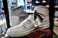 Plus de 200 paires de "sneakers" en édition limitée sont mises aux enchères par la maison Millon, à Paris dont ce modèle signé Virgil Abloh photographié le 13 mai 2022