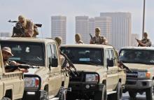 Des forces loyales au gouvernement libyen d'Abdelhamid Dbeibah roulent dans la capitale Tripoli après des combats, le 17 mai 2022