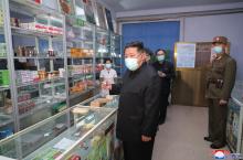 Le dirigeant nord-coréen Kim Jong Un visite une pharmacie à Pyongyang, le 15 mai 2022