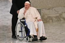 Le pape François arrive en chaise roulante à une audience au Vatican le 5 mai 2022