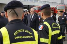 Le Premier ministre Jean Castex donne le départ d'un convoi humanitaire pour l'Ukraine, le 10 mai 2022 à Villabé, près de Paris