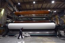 Un employé de l'usine Norske Skog qui fabrique du papier journal, le 24 mai 2022 à Golbey, dans les Vosges