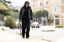Zion Ricks-Gaines utilise sa canne blanche pour trouver son chemin dans un skate-park de San Francisco, le 6 mai 2022