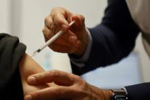 Une femme se faisant vacciner contre le Covid_19