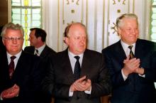 Le premier président du Bélarus indépendant, Stanislav Chouchkevitch (C), entouré des présidents ukrainien Léonid Kravtchouk (G) et russe Boris Eltsine (D) le 8 décembre 1991, applaudissant après la s