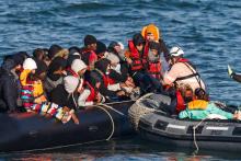 Des migrants sont secourus dans la Manche le 9 mai 2022 par des membres de l'équipage du remorqueur de haute mer Abeille Languedoc