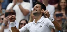 Le Serbe Novak Djokovic célèbre sa victoire sur l'Italien Matteo Berrettini en finale de Wimbledon, le 11 juillet 2021