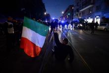 Un manifestant qui brandit un drapeau italien