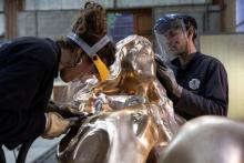 Des ouvriers travaillent sur une statue en bronze de Molière, à la fonderie Coubertin à Saint-Rémy-les-Chevreuse, dans les Yvelines, le 15 mai 2022