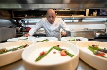 Le chef Thierry Marx dans la cuisine de son restaurant "Madame Brasserie", installé au premier étage de la Tour Eiffel à Paris, le 15 juin 2022