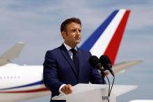 Emmanuel Macron devant l'avion présidentiel à l'aéroport d'Orly le 14 juin 2022
