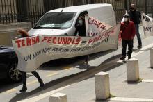 Des manifestants déploient une banderole devant le tribunal de Marseille le 17 mai 2021 au premier jour du procès de l'entreprise espagnole de travail temporaire Terra Fecundis