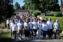 Un millier de personnes vêtues de blanc ont marché en silence dans le village de Cessé, en Saône-et-Loire, le 13 juin 2022, en hommage à Emma, adolescente de 13 ans poignardée