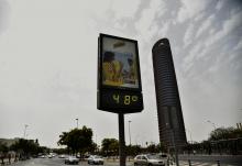 Un thermomètre public indique 48 degrés Celsius lors d'une vague de chaleur à Séville, en Esopagne, le 13 juin 2022