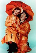 Photo non datée des acteurs américains Debbie Reynolds et Gene Kelly, vedettes de la comédie musicale "Chantons sous la pluie" sortie en 1952