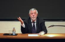 Le paléoanthropologue et historien de la préhistoire Yves Coppens donne un cours au Collège de France, le 9 avril 2002 à Paris