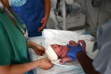 Des infirmières s'occupent d'un nouveau-né à la maternité d'un hôpital à Paris, le 29 juin 2022