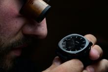L'horloger Romain Thiriet travaille sur une montre Apose, le 8 juin 2022 à Mulhouse, dans le Haut-Rhin