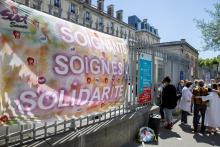 Rassemblement de soignants devant l'hôpital Tenon pour dénoncer la détérioration de leurs conditions de travail, le 25 mai 2022 à Paris