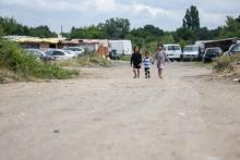 Enfants dans un bidonville occupé par des roumains appartenant pour la plupart à la communauté rom à Nantes le 21 juin 2022