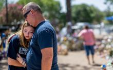 A Uvalde (Texas), les proches des victimes étaient venus se reccueillir près de l'école touchée par la tuerie de masse.