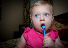 Un bébé se brosse les dents