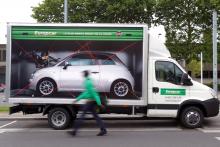 Camion Europcar avec voiture de location