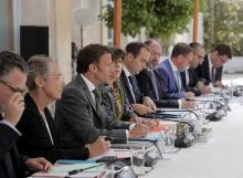 Le conseil olympique réuni autour du président Emmanuel Macron (3e à gauche) au palais de l'Elysée, le 25 juillet 2022 à Paris