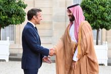 Le président français Emmanuel Macron accueille le prince héritier saoudien Mohammed ben Salmane, le 28 juillet 2022 à l'Elysée, à Paris