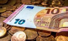 un billet de 10 euros et des pièces de monnaie