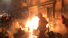 Des pompiers tentent d'éteindre un feu de poubelle à Paris