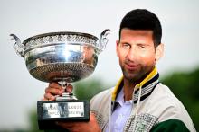 Novak Djokovic avec le trophée Roland-Garros 2023