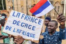 3 août 2023, Niamey, Niger – Des manifestants anti-français et pro-russes manifestent leur soutien aux putschistes.