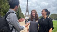 Des touristes hollandaises en entretien à Paris, le 1er août 2023.