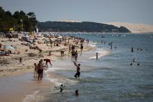 Des vacanciers sur une plage près d'Arcachon, le 27 juillet 2022