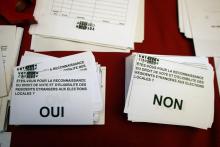 Des bulletins de vote pour ou contre le droit de vote des étrangers non communautaires aux élections locales, le 6 décembre 2002 à la mairie du XVIIIe arrondissement de Paris, au premier des trois jours d'une "votation citoyenne"