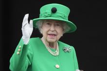 La reine Elizabeth II salue la foule depuis le balcon du palais de Buckingham lors des célébrations…