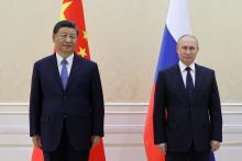 Les présidents chinois Xi Jinping (g) et russe Vladimir Poutine, lors d'une rencontre en marge du…
