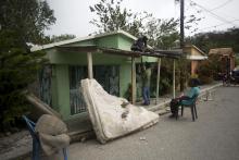 Des habitants tentent de réparer les dégâts dans leurs maisons après le passage de l'ouragan Fiona,…