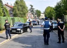 Des policiers contrôlent une voiture près d'une maison appartenent à la famille de l'imam à Lourches