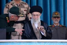 Photo fournie par le bureau du guide suprême iranien montrant l'ayatollah Ali Khamenei participant à