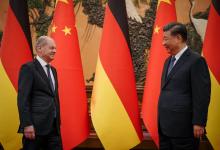 Le président chinois Xi Jinping (D) accueille le chancelier allemand Olaf Scholz, au Palais du