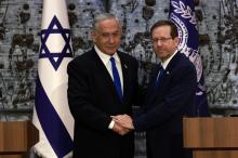 Le président israélien Isaac Herzog (D) et le Premier ministre désigné Benjamin Netanyahu se serrent