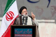 Le président iranien Ebrahim Raïssi fait un discours devant des milliers de manifestants