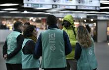 Des agents de la RATP à la station de métro Châtelet-Les-Halles lors d'un mouvement de grève contre