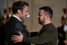 Le président français Emmanuel Macron (g) accueille son homologue ukrainien Volodymyr Zelensky à l